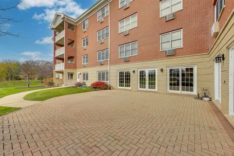 $184,900 | 1220 Depot Street, Unit 109, Glenview, IL 60025