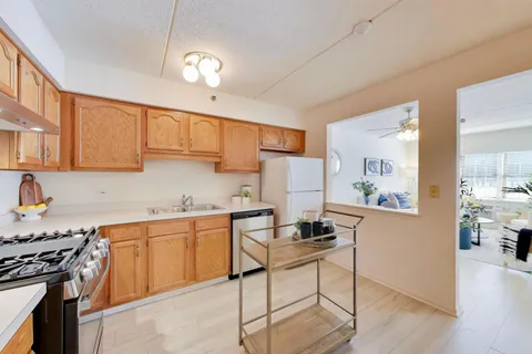 $184,900 | 1220 Depot Street, Unit 109, Glenview, IL 60025