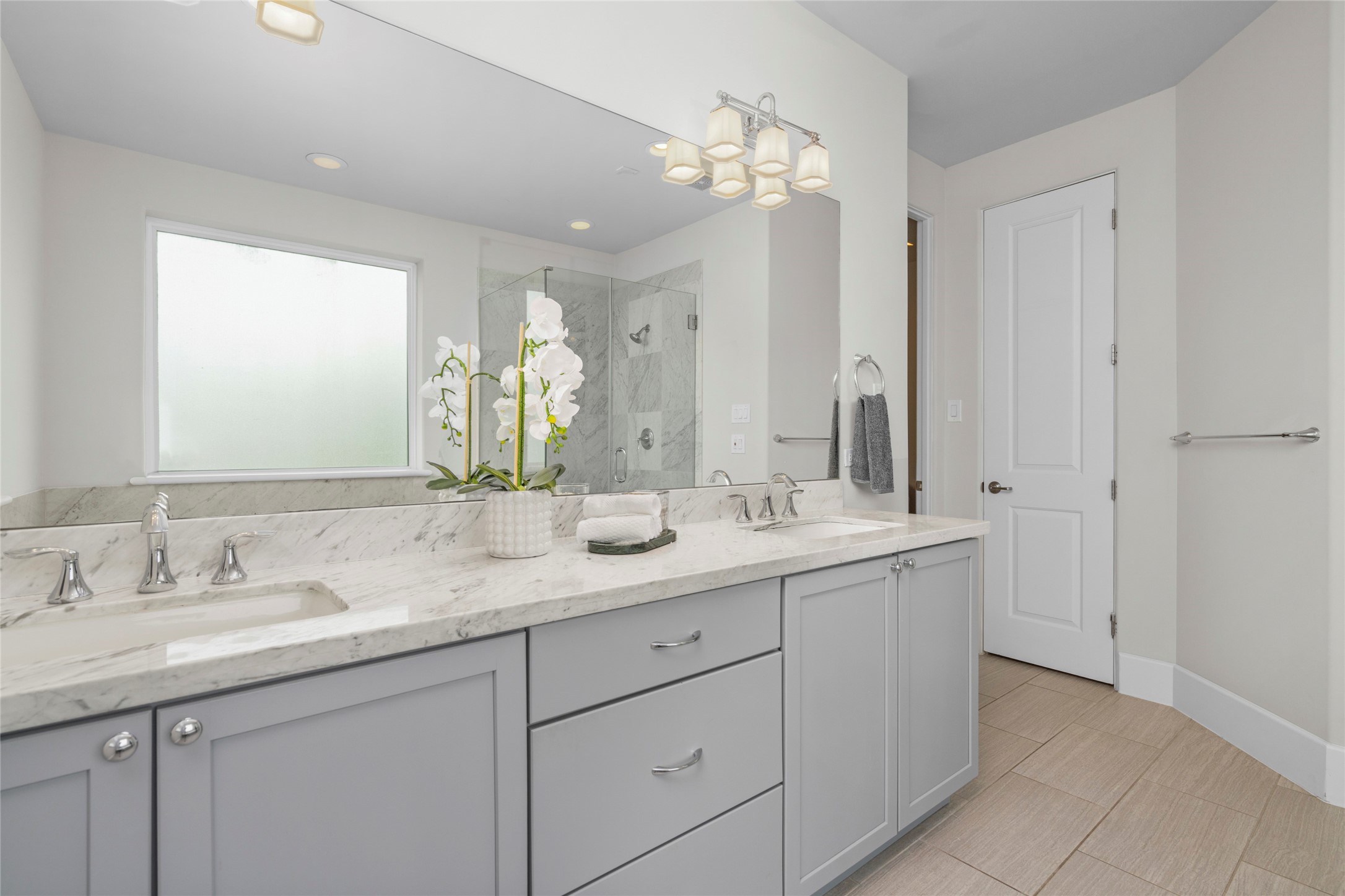 5646 Larkin Street Houston, TX 77007 - Photo 13 of 29 An extended double vanity offers generous counter space and storage.