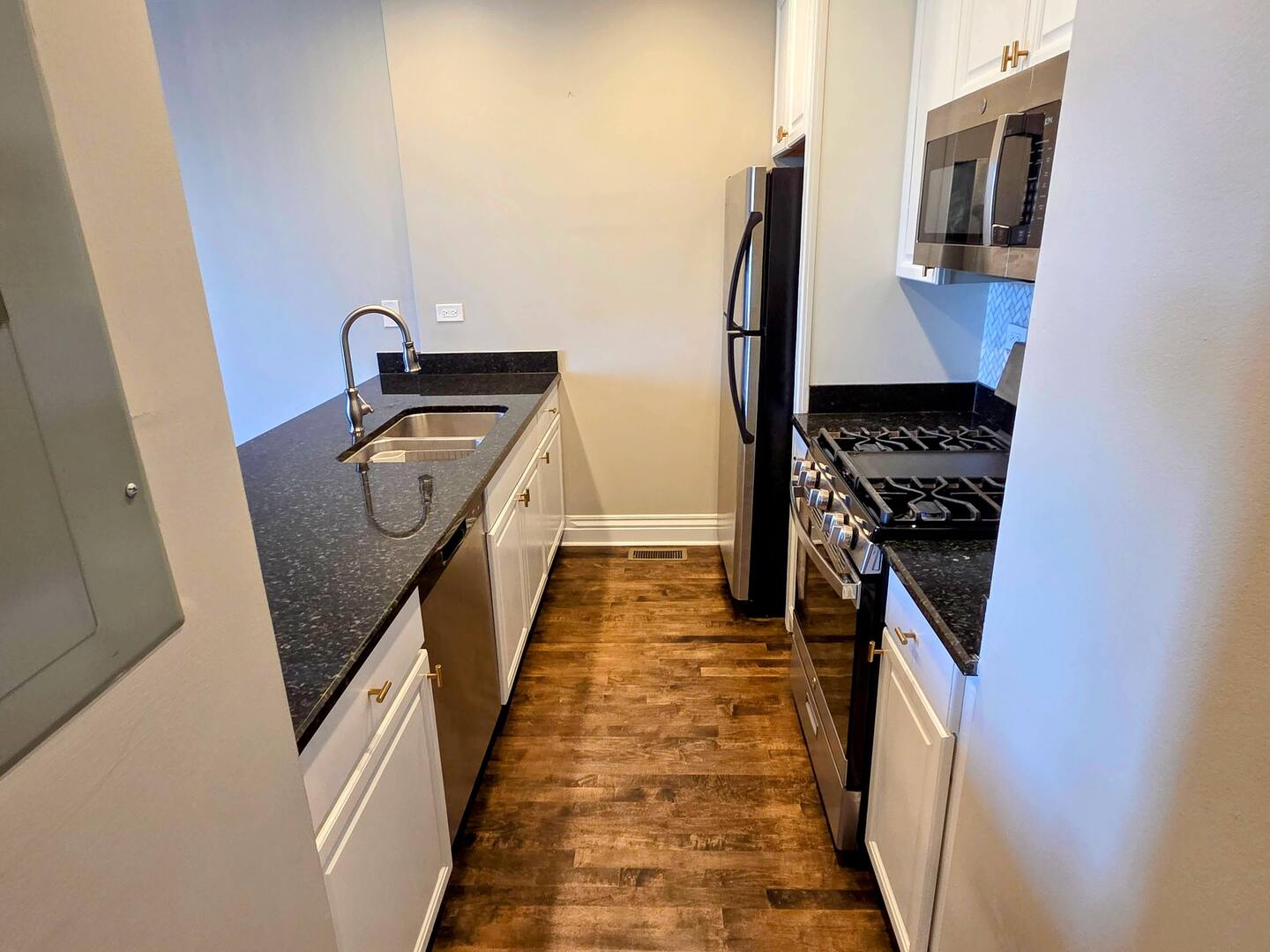 1422 North Noble Street, Unit 2S Chicago, IL 60642 - Photo 6 of 15 a walk in closet