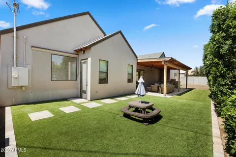 a view of an house with backyard and swimming pool
