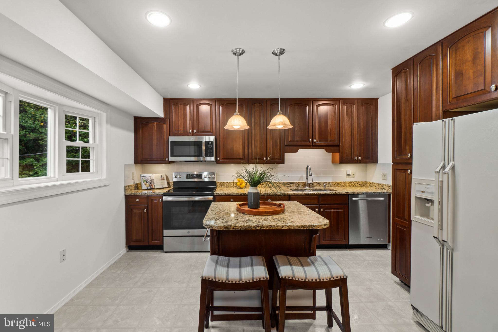 626 Edwards Road Annapolis, MD 21409 - Photo 9 of 40 Kitchen with ample cabinetry and granite counters