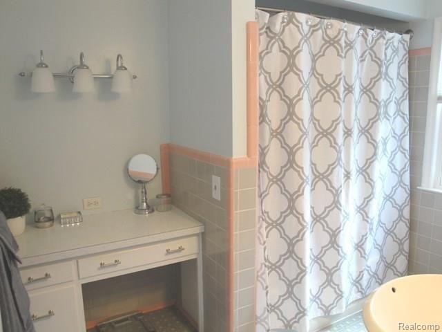 1932 Broadstone Road Grosse Pointe, MI 48236 - Photo 15 of 22 full bath 2.jpg