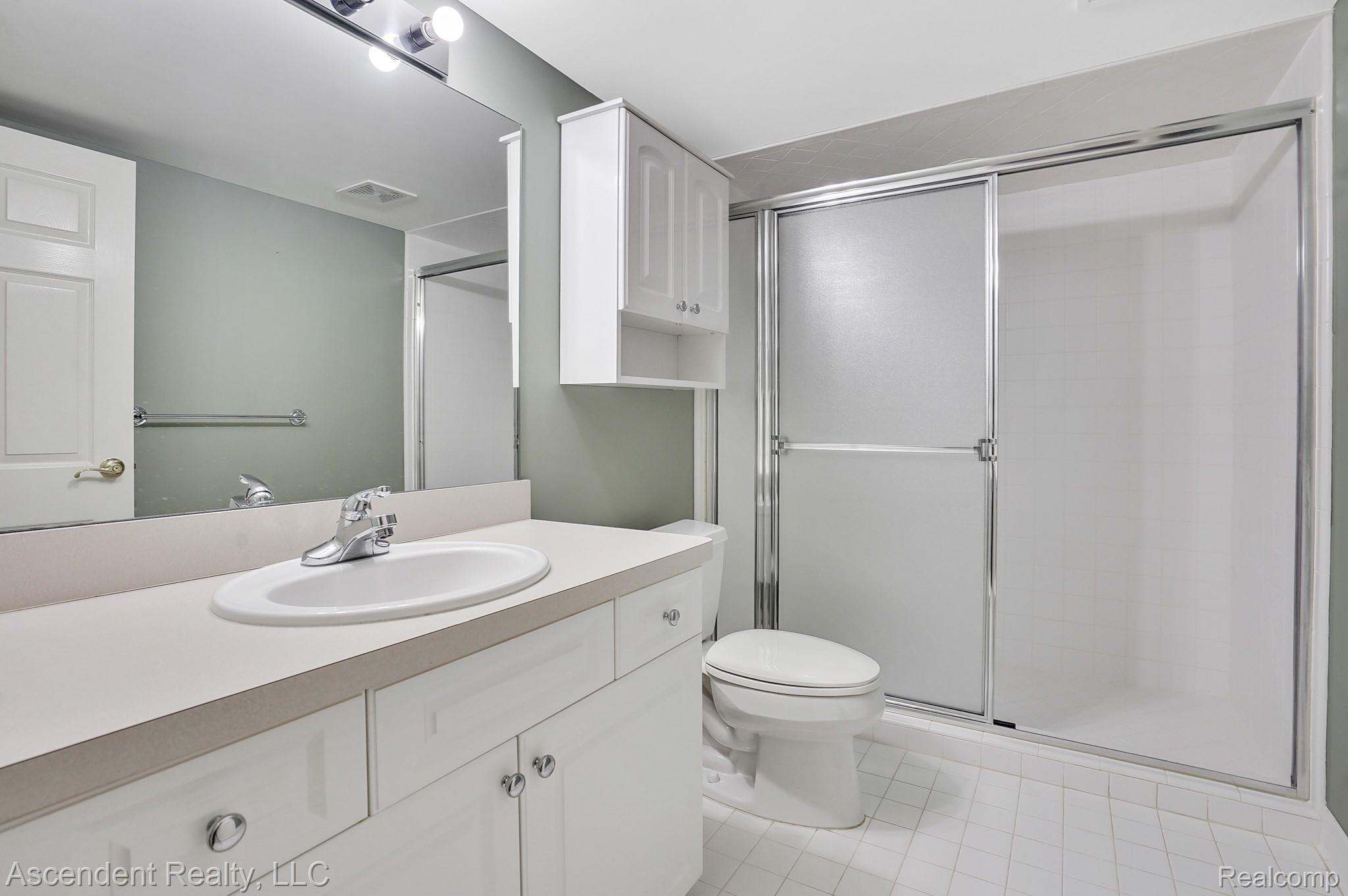 4080 Plum Lane Rochester, MI 48306 - Photo 40 of 45 Lower level full bathroom.jpg