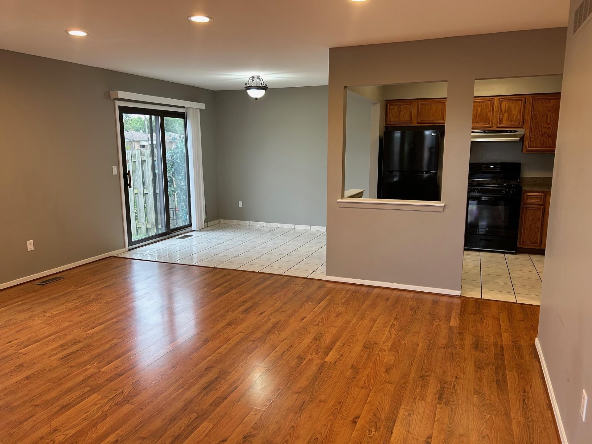 24028 Greenhill Road Warren, MI 48091 - Photo 4 of 17 50156408-d548fda0-d7a5-4e86-88f8-848cd809ad45.JPG