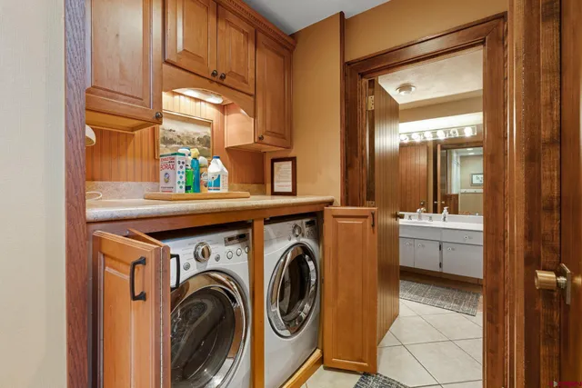 a view of a storage & utility room with washer and dryer