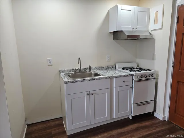 $2,150 | 2 A Somerset Avenue, Unit APARTMENT #4, East Islip, NY 11730