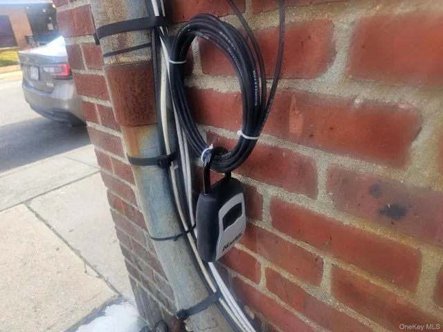 $2,150 | 2 A Somerset Avenue, Unit APARTMENT #4, East Islip, NY 11730