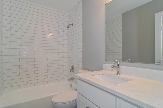 204 Rodenburg Road Roselle, IL 60172 - Photo 7 of 12 a bathroom with a sink toilet and shower