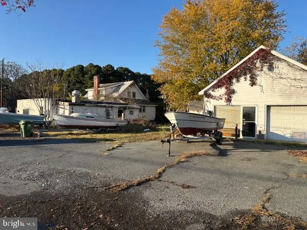 a view of a house with sitting area and roof
