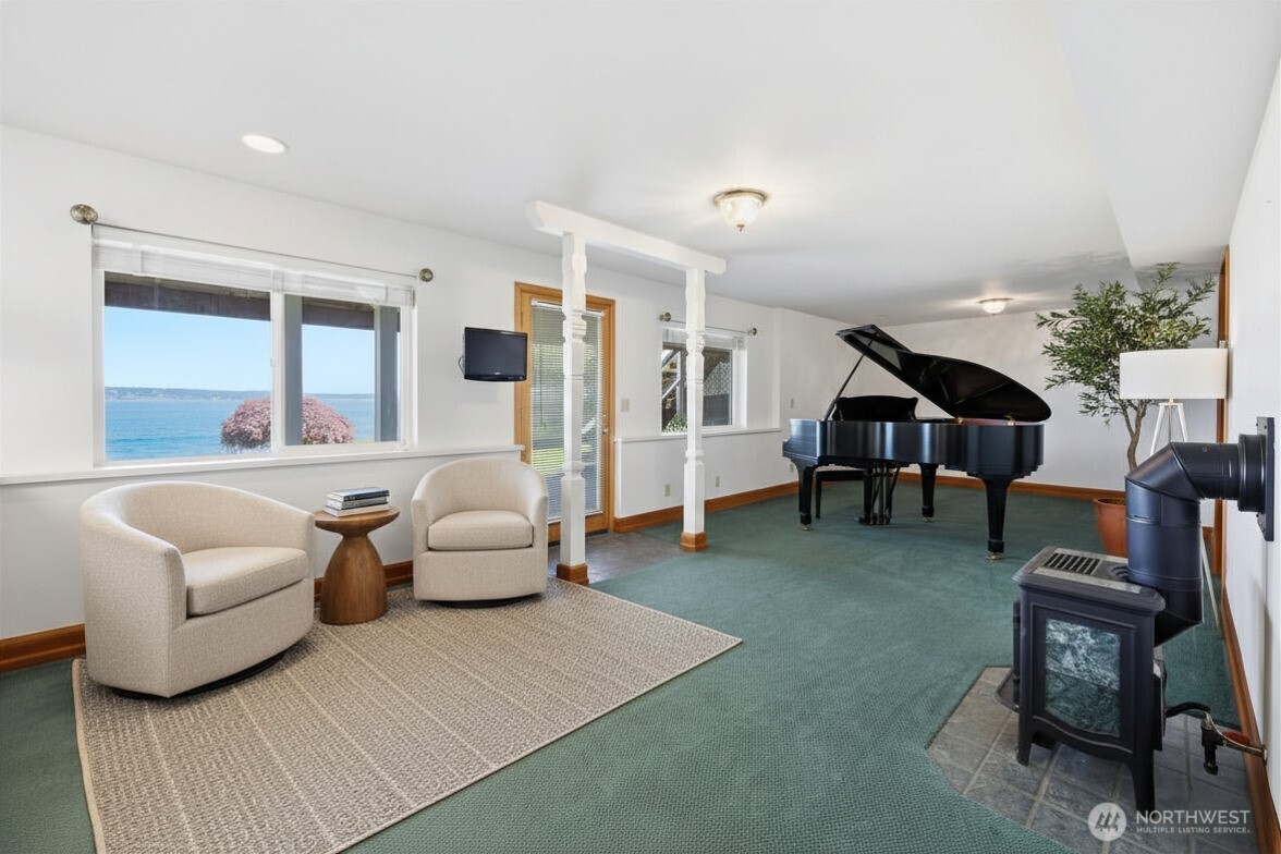 252 Jansen Road Nordland, WA 98358 - Photo 31 of 40 a living room with furniture and a large window