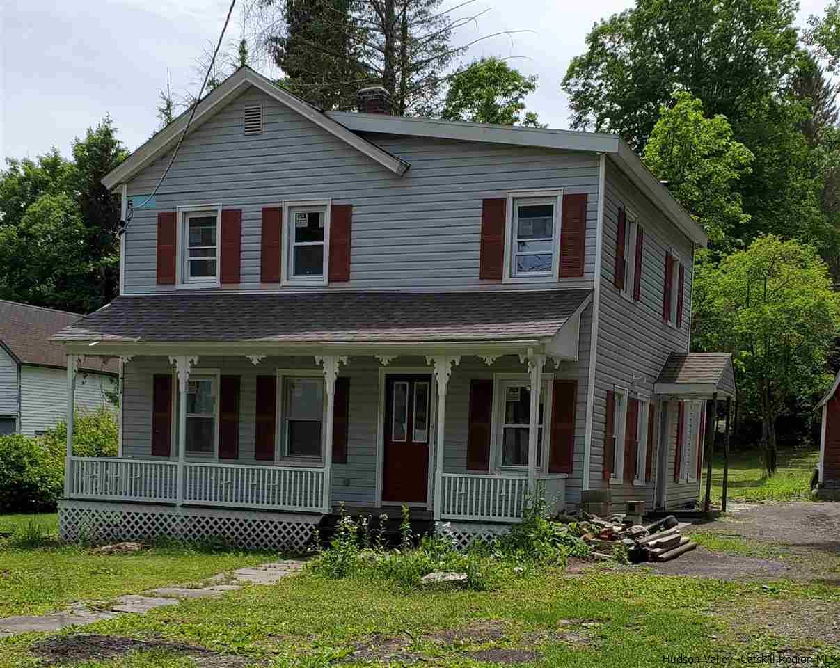 a view of front of a house with a yard