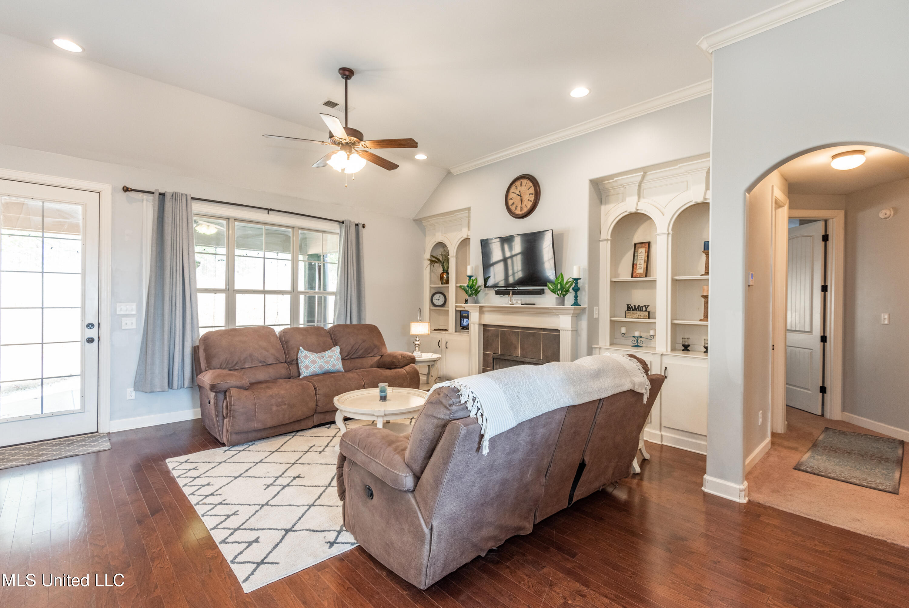4223 Ridgemont Road Olive Branch, MS 38654 - Photo 9 of 27 LIVING ROOM