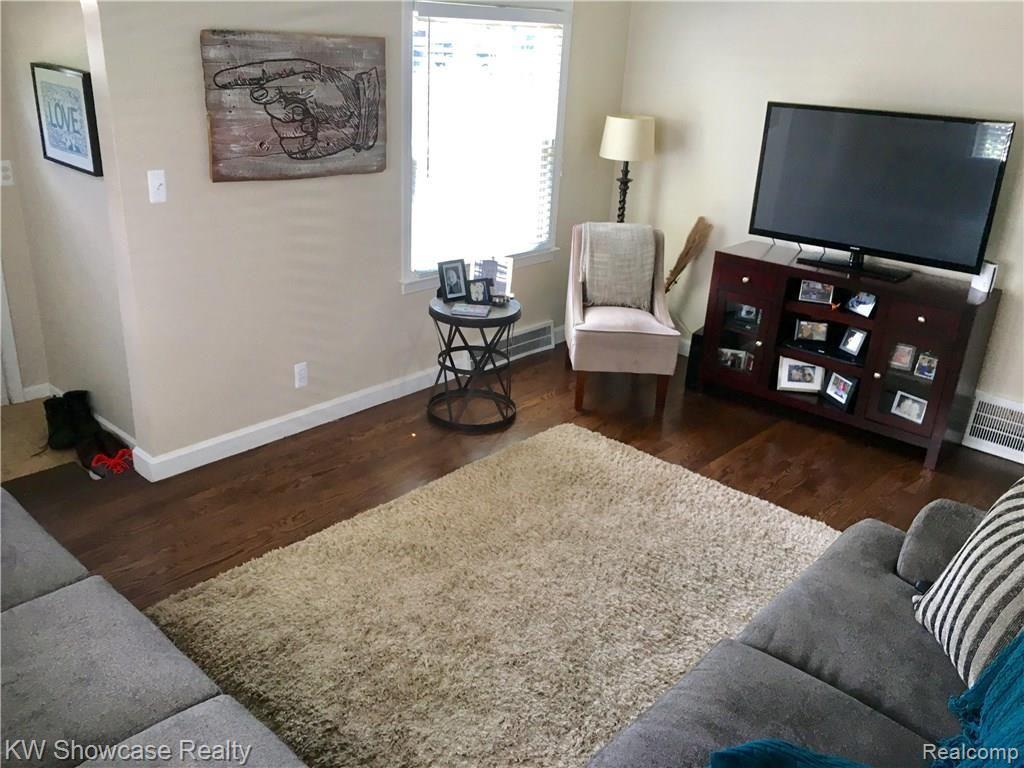 984 Cambridge Road Berkley, MI 48072 - Photo 3 of 33