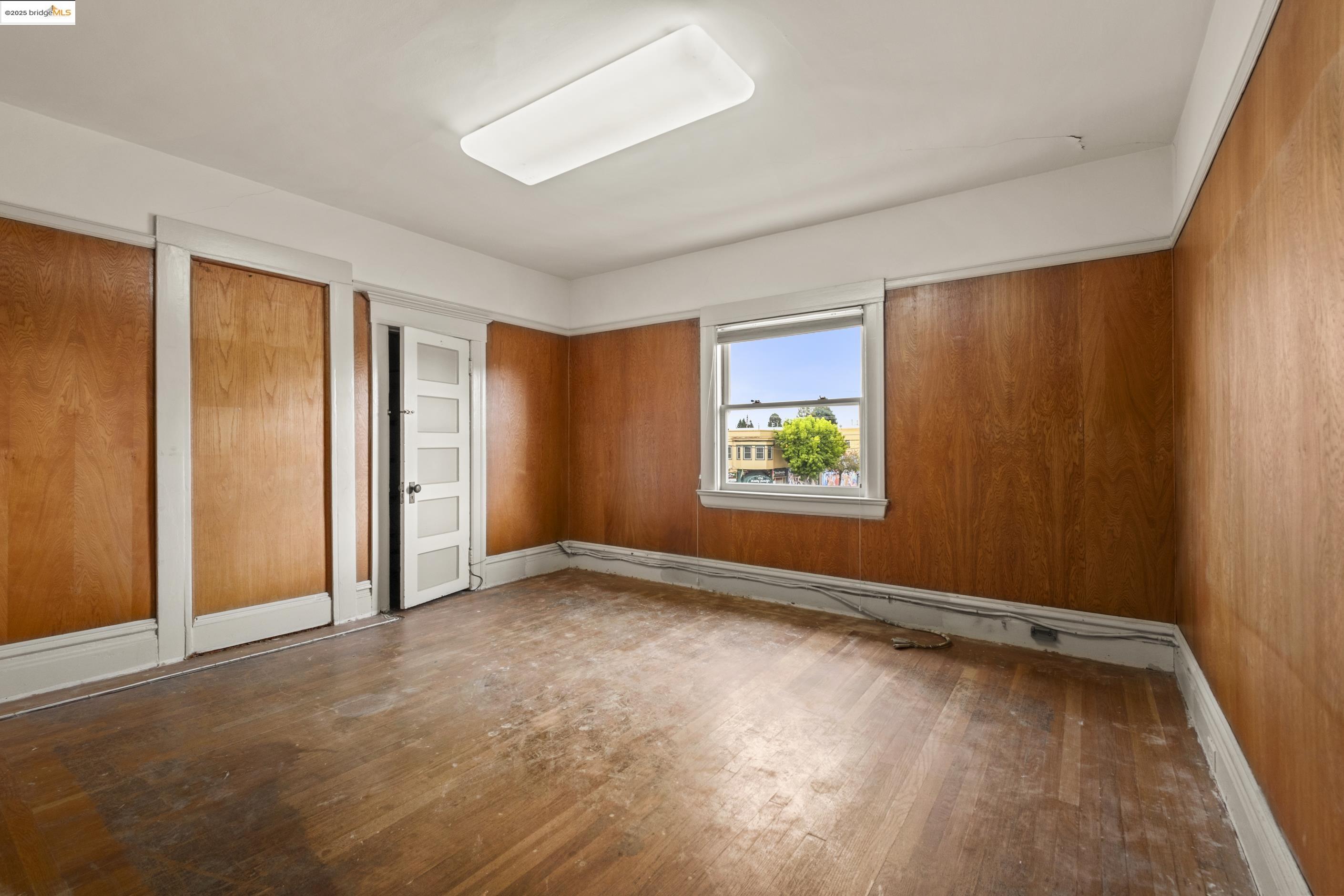 3050 Shattuck Avenue Berkeley, CA 94705 - Photo 22 of 41 an empty room with windows