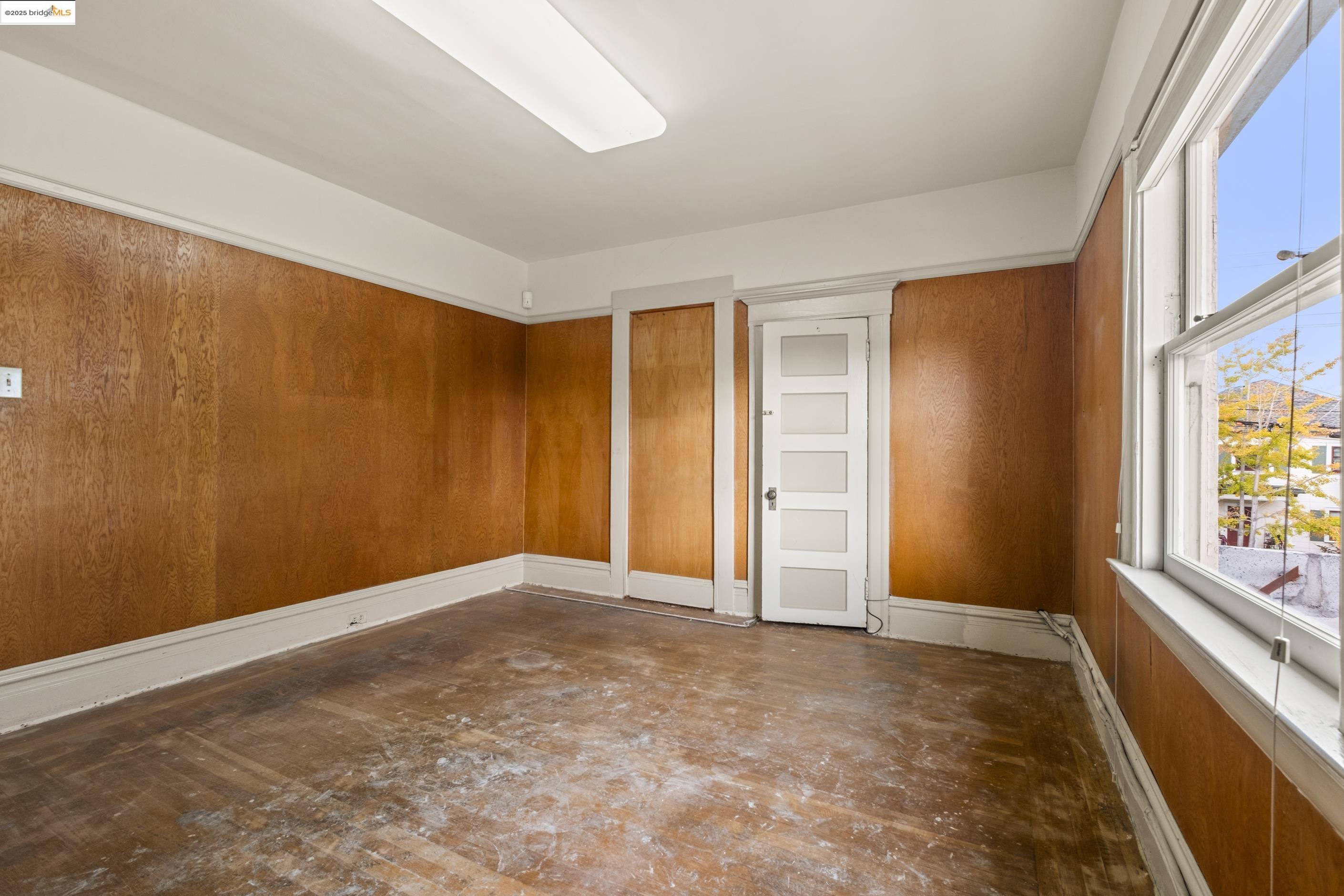 3050 Shattuck Avenue Berkeley, CA 94705 - Photo 23 of 41 an empty room with windows