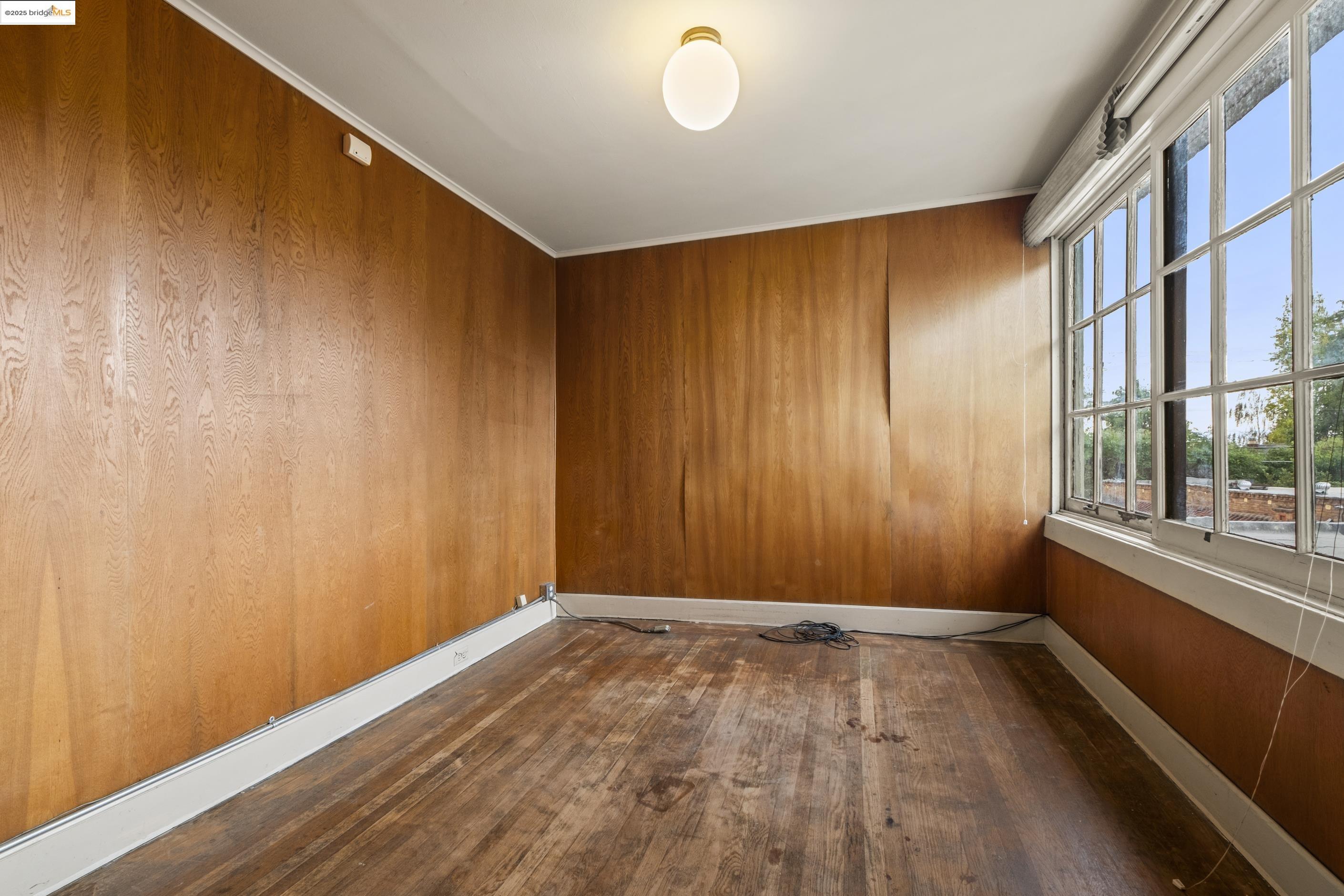 3050 Shattuck Avenue Berkeley, CA 94705 - Photo 25 of 41 a view of a room with wooden floor and a window
