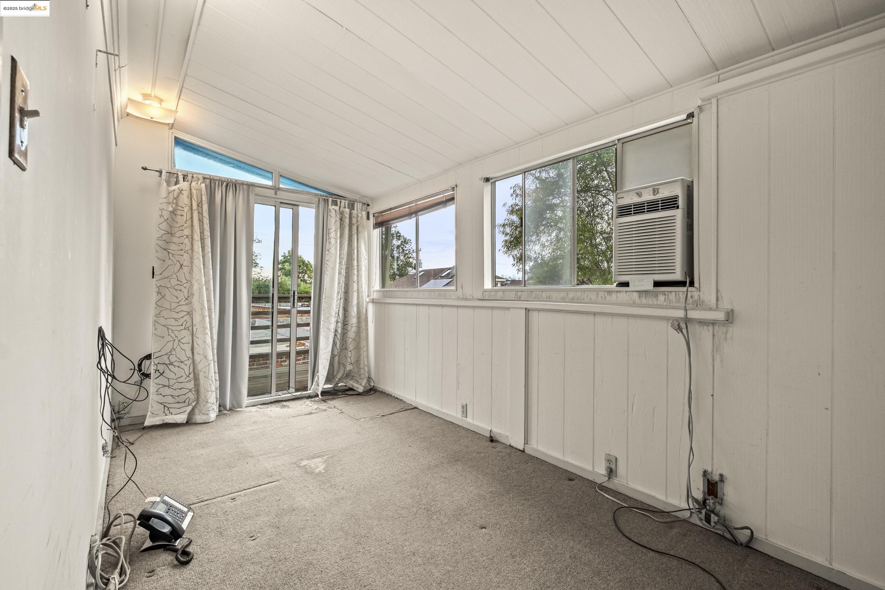 3050 Shattuck Avenue Berkeley, CA 94705 - Photo 33 of 41 an empty room with windows
