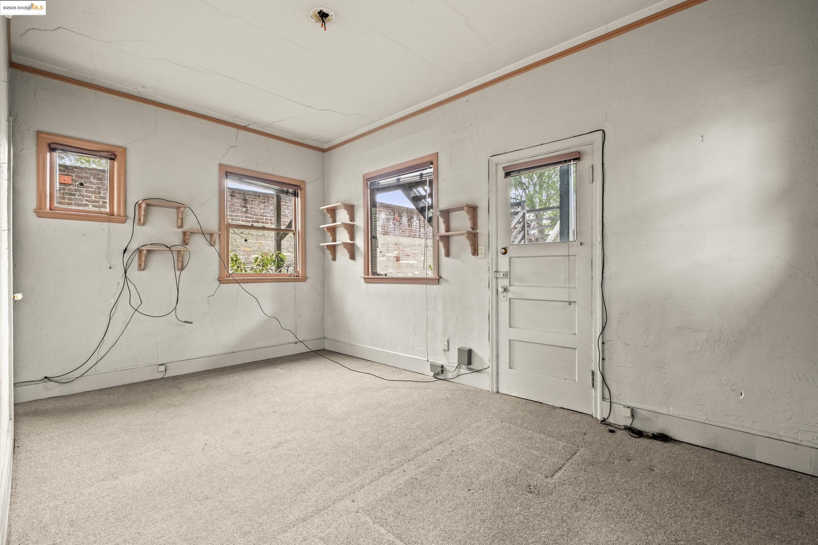 3050 Shattuck Avenue Berkeley, CA 94705 - Photo 8 of 41 an empty room with windows