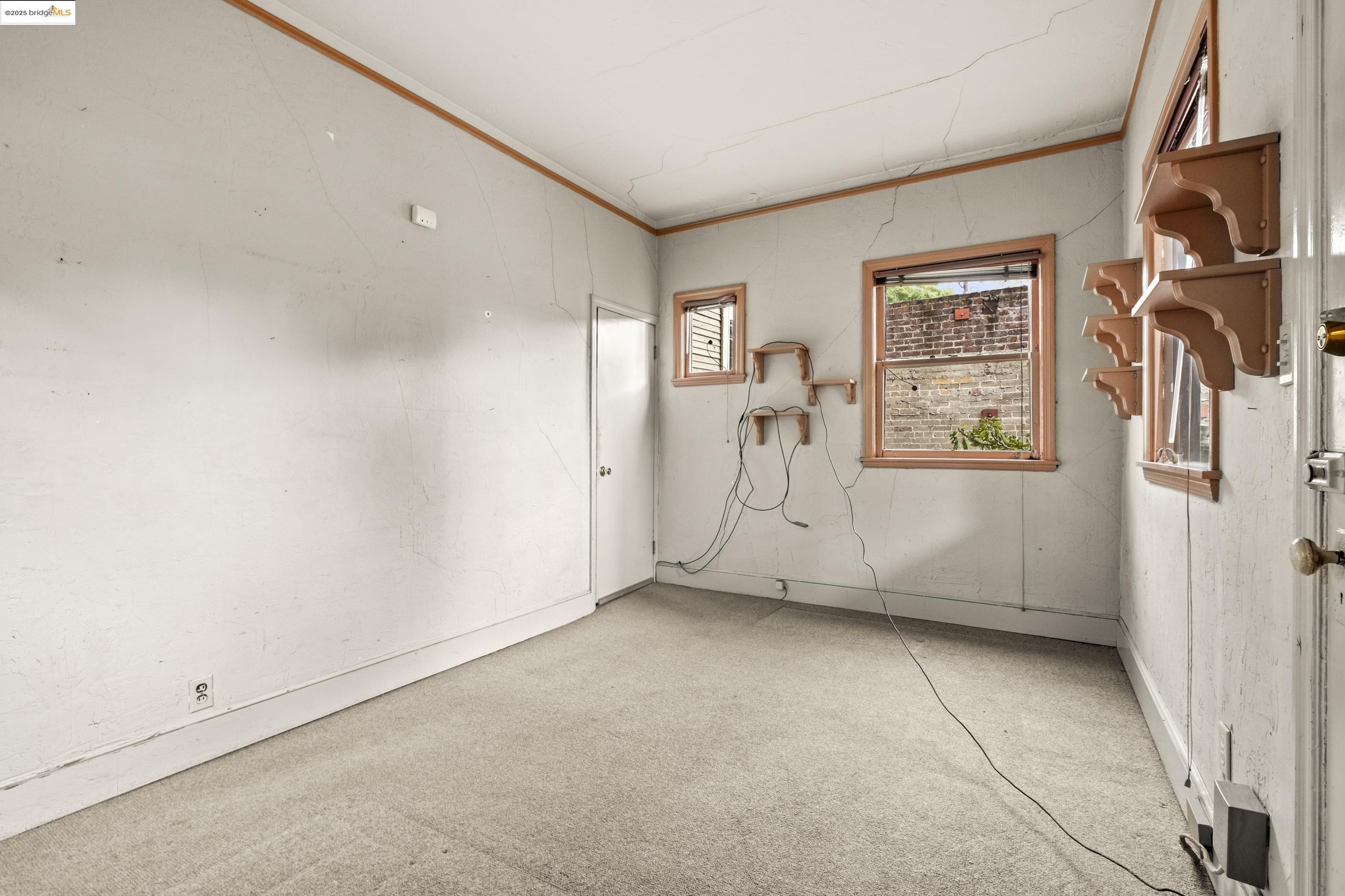 3050 Shattuck Avenue Berkeley, CA 94705 - Photo 9 of 41 an empty room with windows