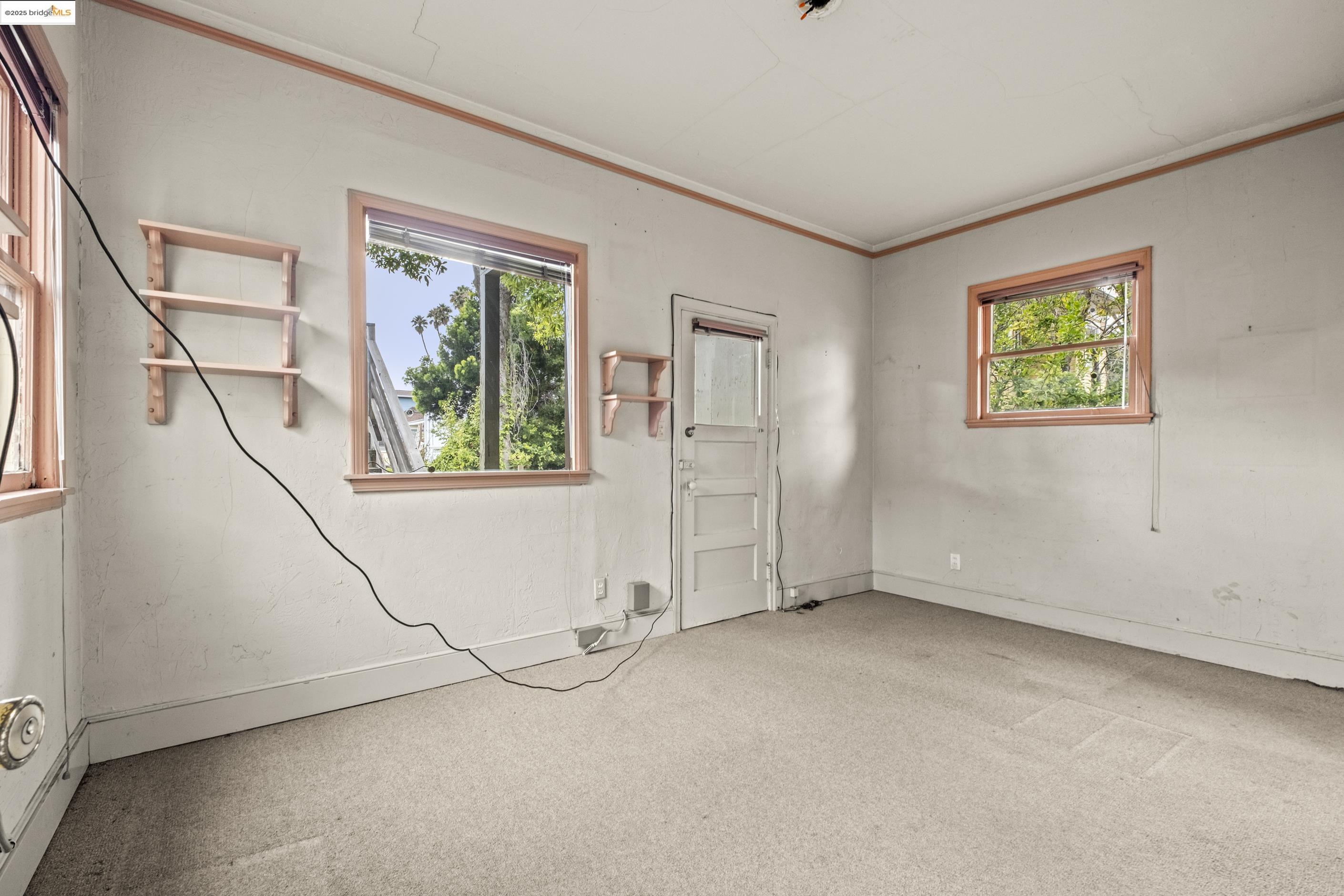 3050 Shattuck Avenue Berkeley, CA 94705 - Photo 10 of 41 an empty room with windows