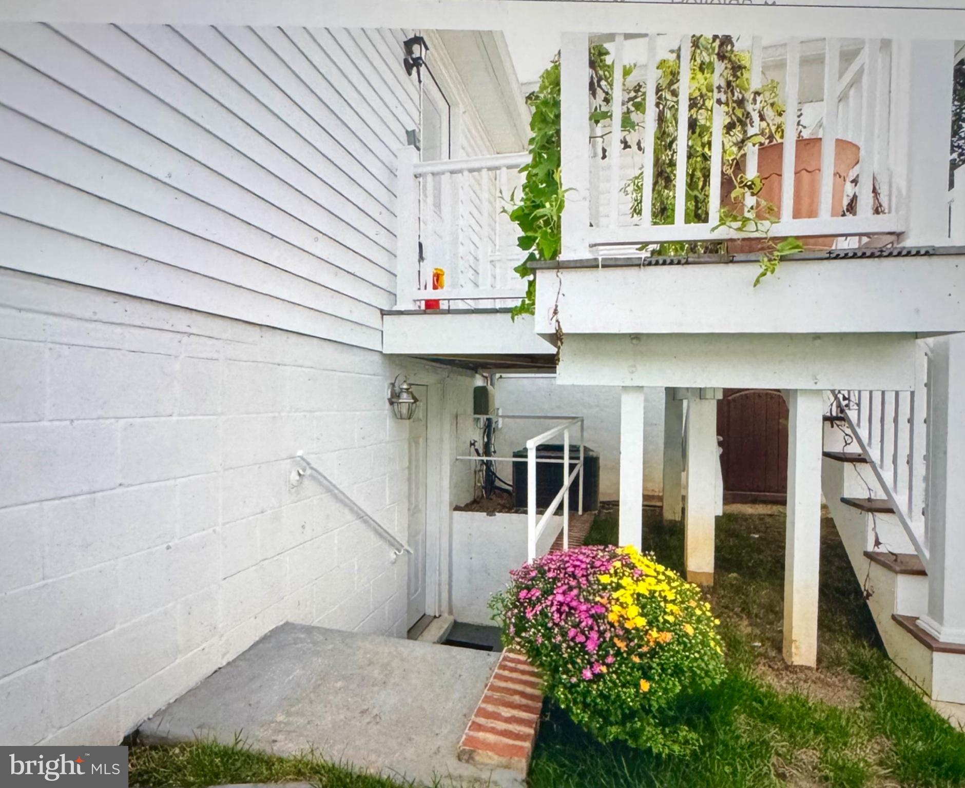 7605 Hayfield Road Alexandria, VA 22315 - Photo 10 of 12 Entrance/ Exit