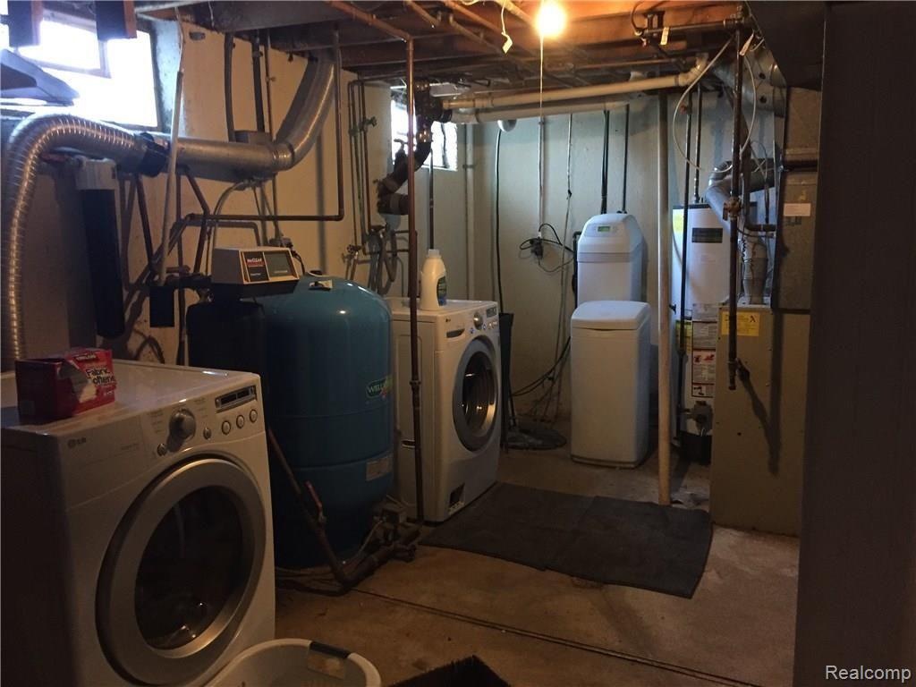 9623 Earhart Road South Lyon, MI 48178 - Photo 20 of 36 laundry.JPG
