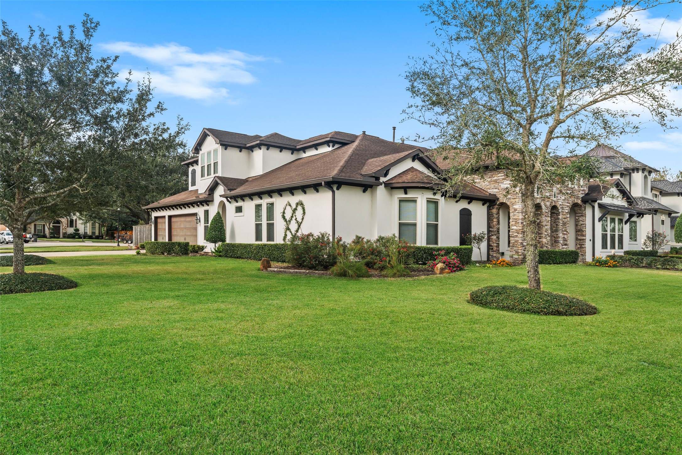 1702 Hunters Trail Friendswood, TX 77546 - Photo 7 of 42 a front view of a house with a garden