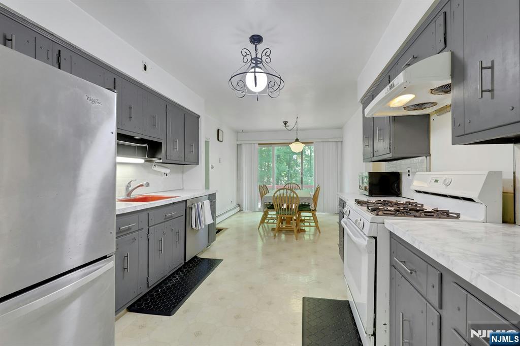 281 Rivara Court Ridgewood, NJ 07450 - Photo 22 of 41