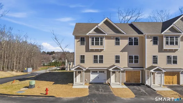 $529,900 | 43 Village Crossing, Unit 43, Niantic, CT 06357