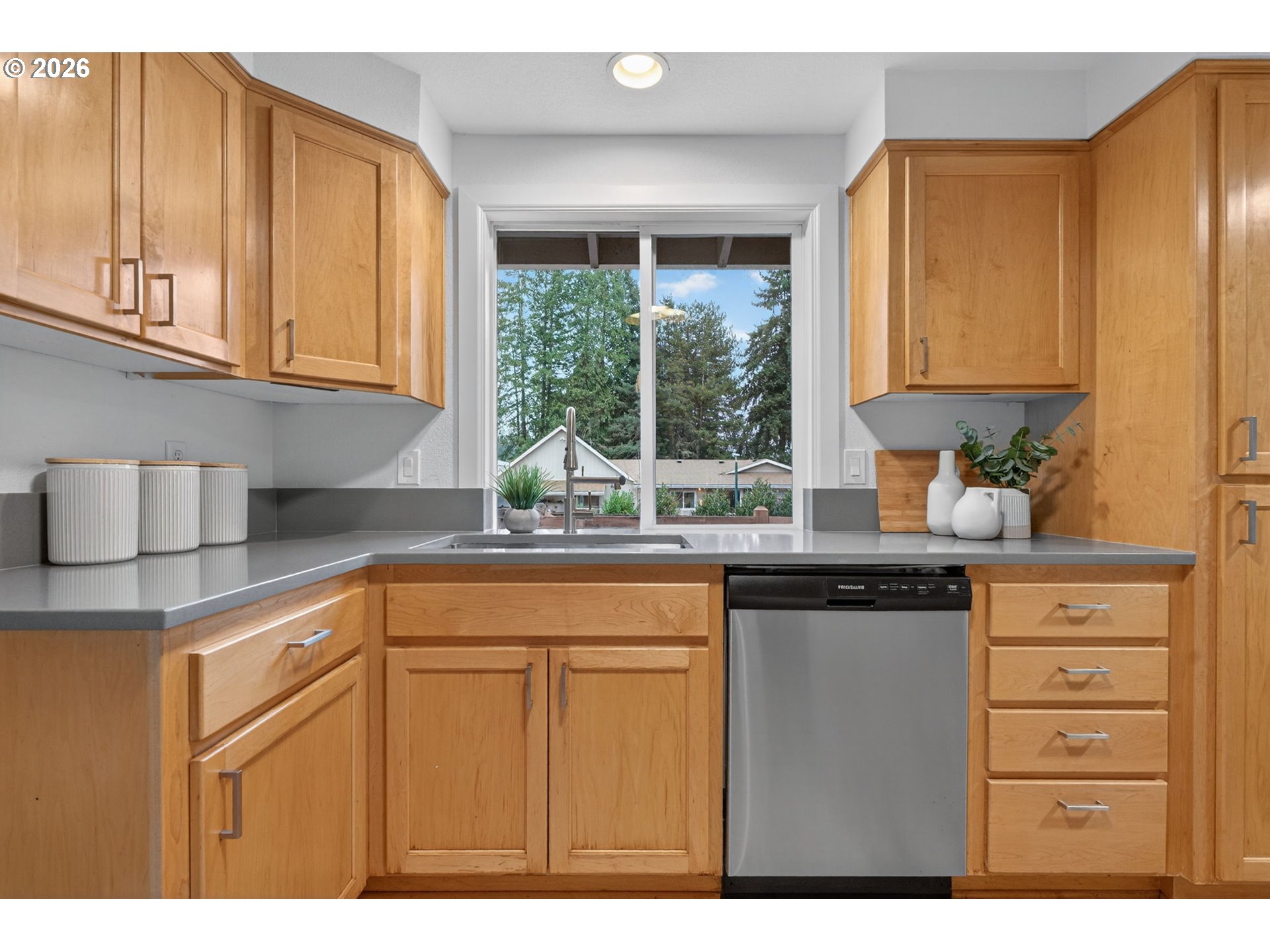 5690 Southwest 203rd Avenue Beaverton, OR 97078 - Photo 7 of 37 Kitchen