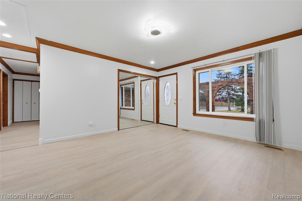 37625 Ryan Road Sterling Heights, MI 48310 - Photo 7 of 30