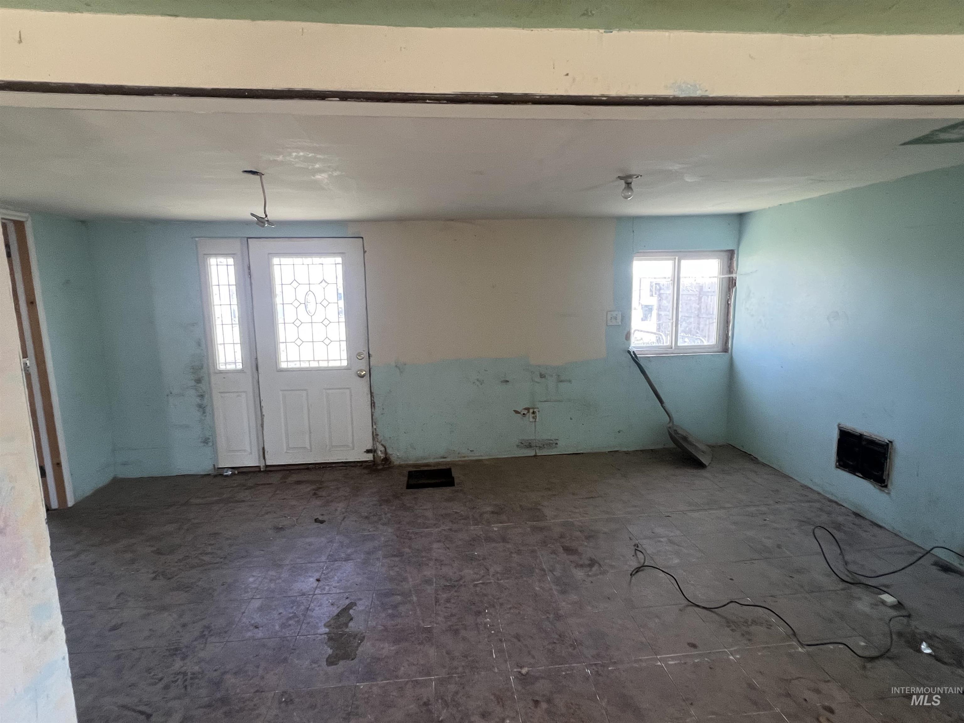 717 North 3rd Street Nyssa, OR 97913 - Photo 6 of 12 View of entryway