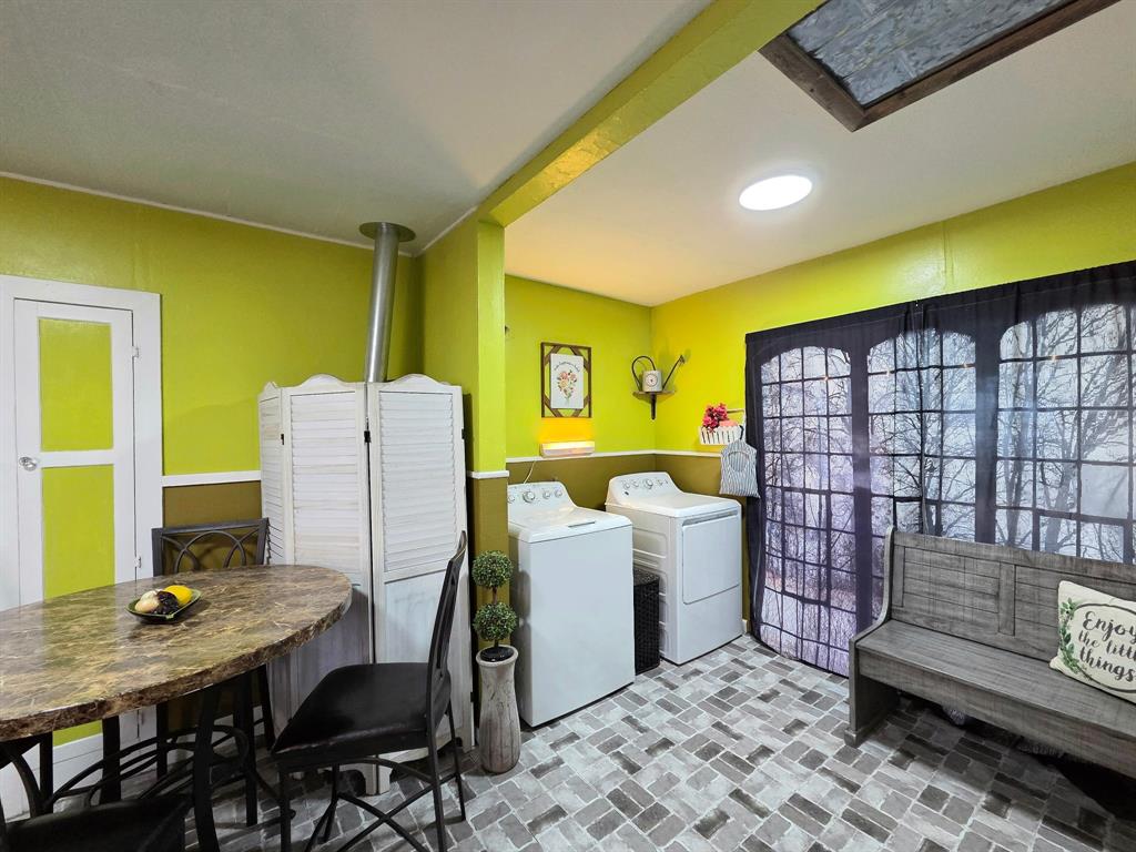 313 King Street Eden, TX 76837 - Photo 7 of 24 a workspace with furniture and window
