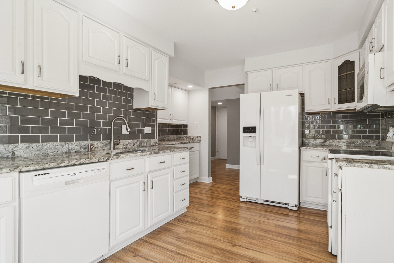 563 Woodview Road, Unit D Lake Barrington, IL 60010 - Photo 12 of 34