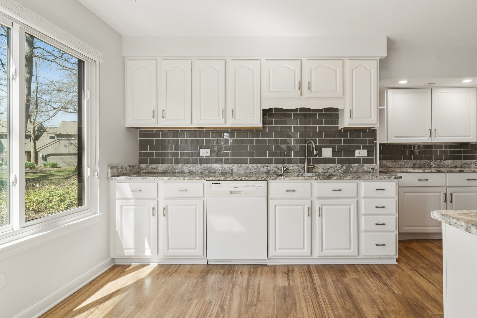 563 Woodview Road, Unit D Lake Barrington, IL 60010 - Photo 13 of 34