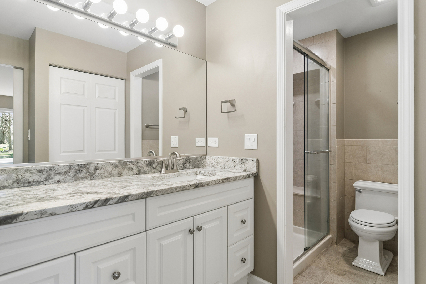 563 Woodview Road, Unit D Lake Barrington, IL 60010 - Photo 19 of 34