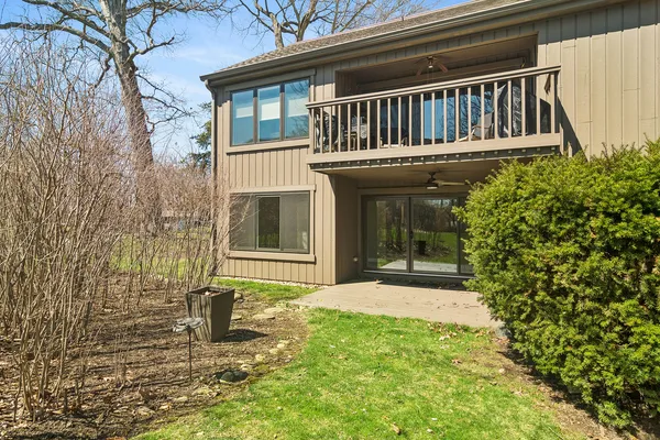 $310,000 | 563 Woodview Road, Unit D, Lake Barrington, IL 60010