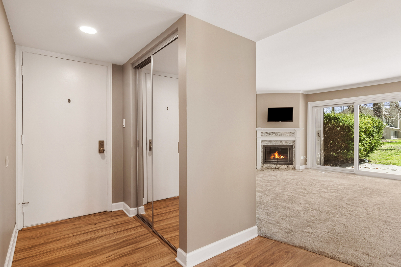 563 Woodview Road, Unit D Lake Barrington, IL 60010 - Photo 5 of 34