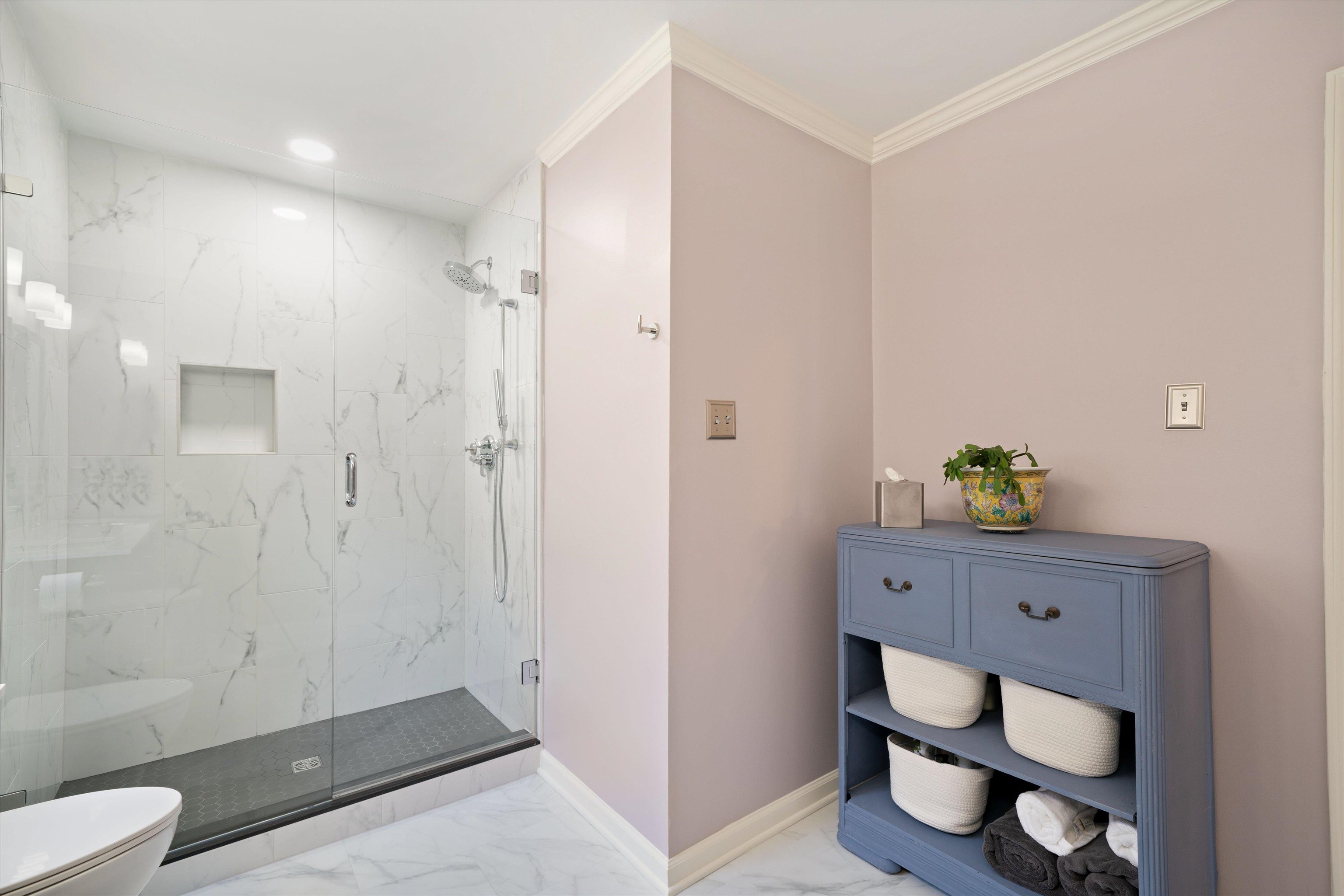 1005 River Currents Drive Memphis, TN 38103 - Photo 19 of 37 a view of bathroom with a toilet a sink and a mirror