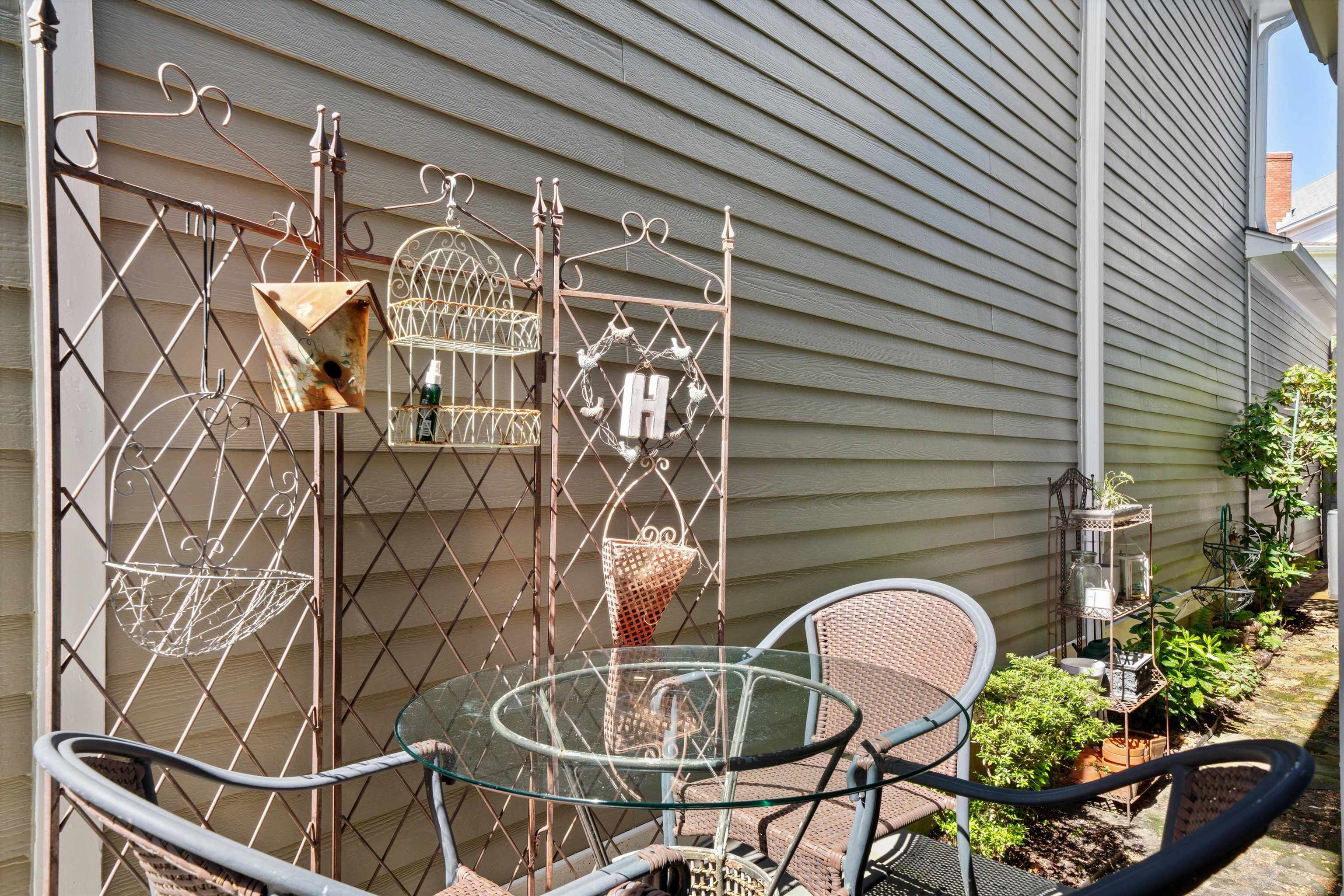 1005 River Currents Drive Memphis, TN 38103 - Photo 26 of 37 a backyard of a house with table and chairs