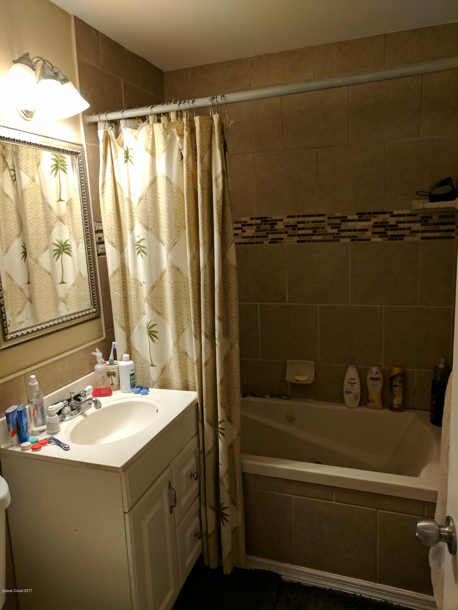 2020 Little John Road Melbourne, FL 32935 - Photo 9 of 29 1st bath jetted tub