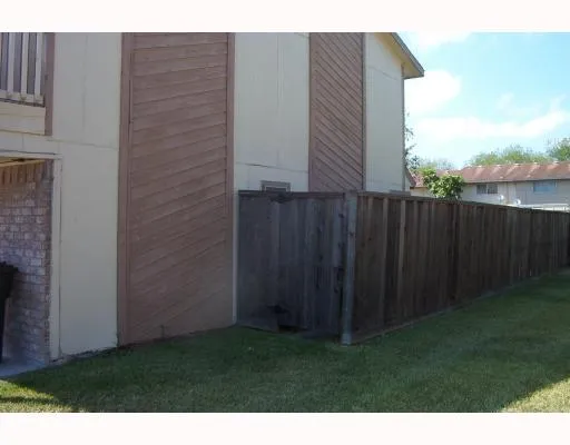 a view of backyard with pathway
