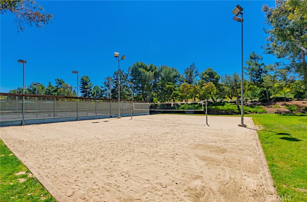 10 Sunshine, Unit 31 Irvine, CA 92603 - Photo 21 of 29 a backyard of a house with lots of green space