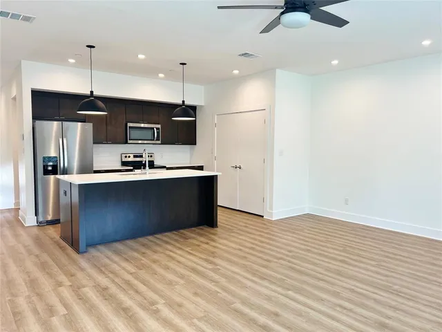a close up view of a washer and dryer