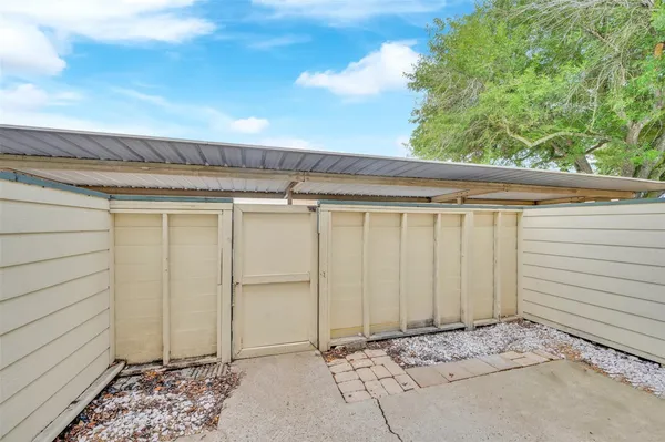 a view of a backyard