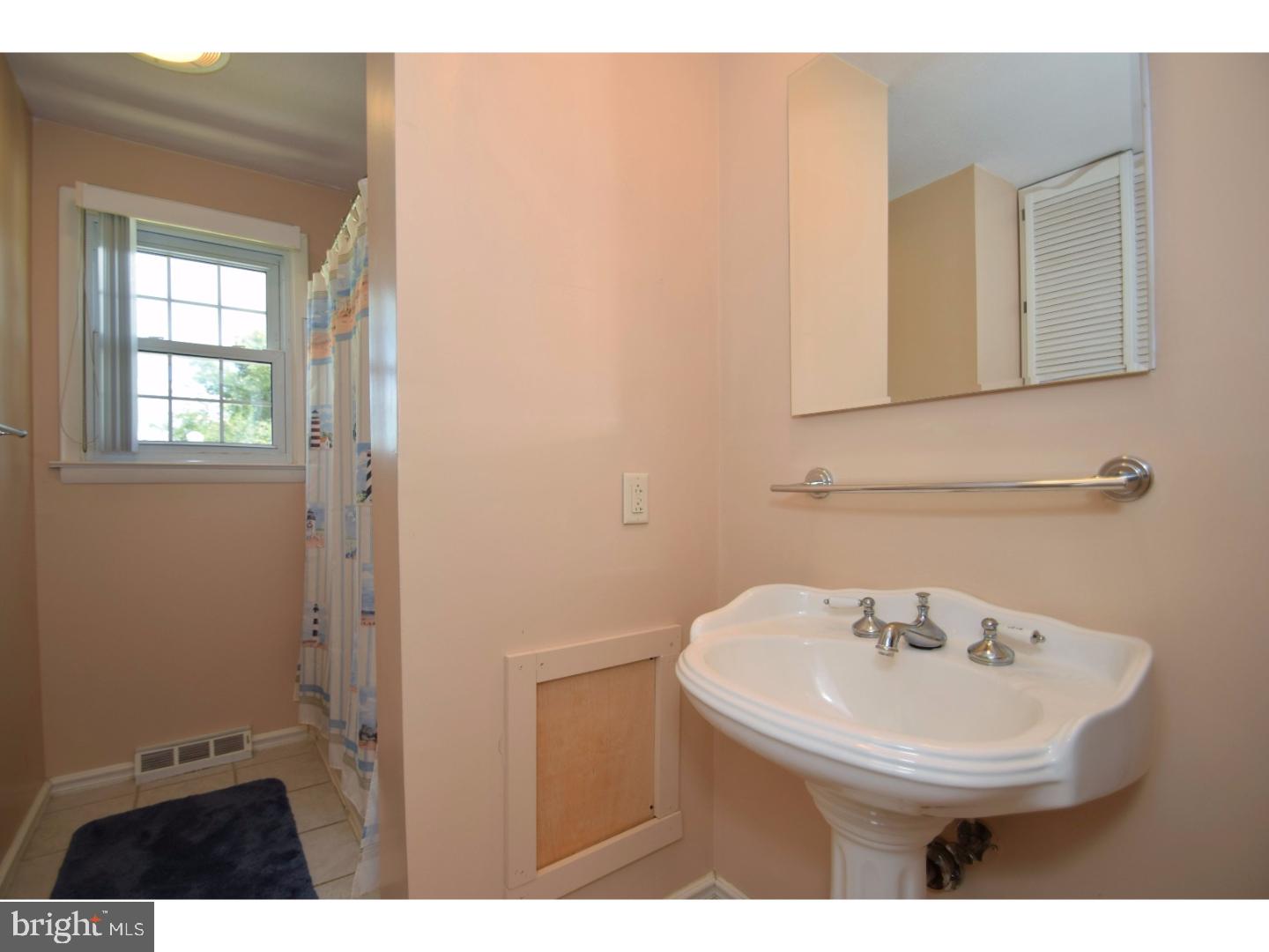 444 Robin Road Hatboro, PA 19040 - Photo 15 of 25 Bathroom