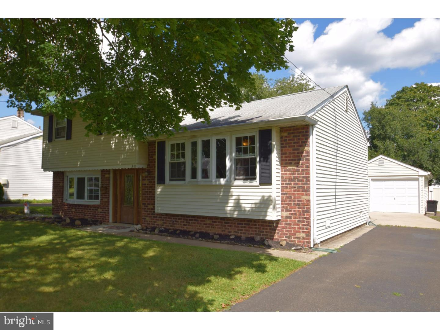 444 Robin Road Hatboro, PA 19040 - Photo 3 of 25 Driveway