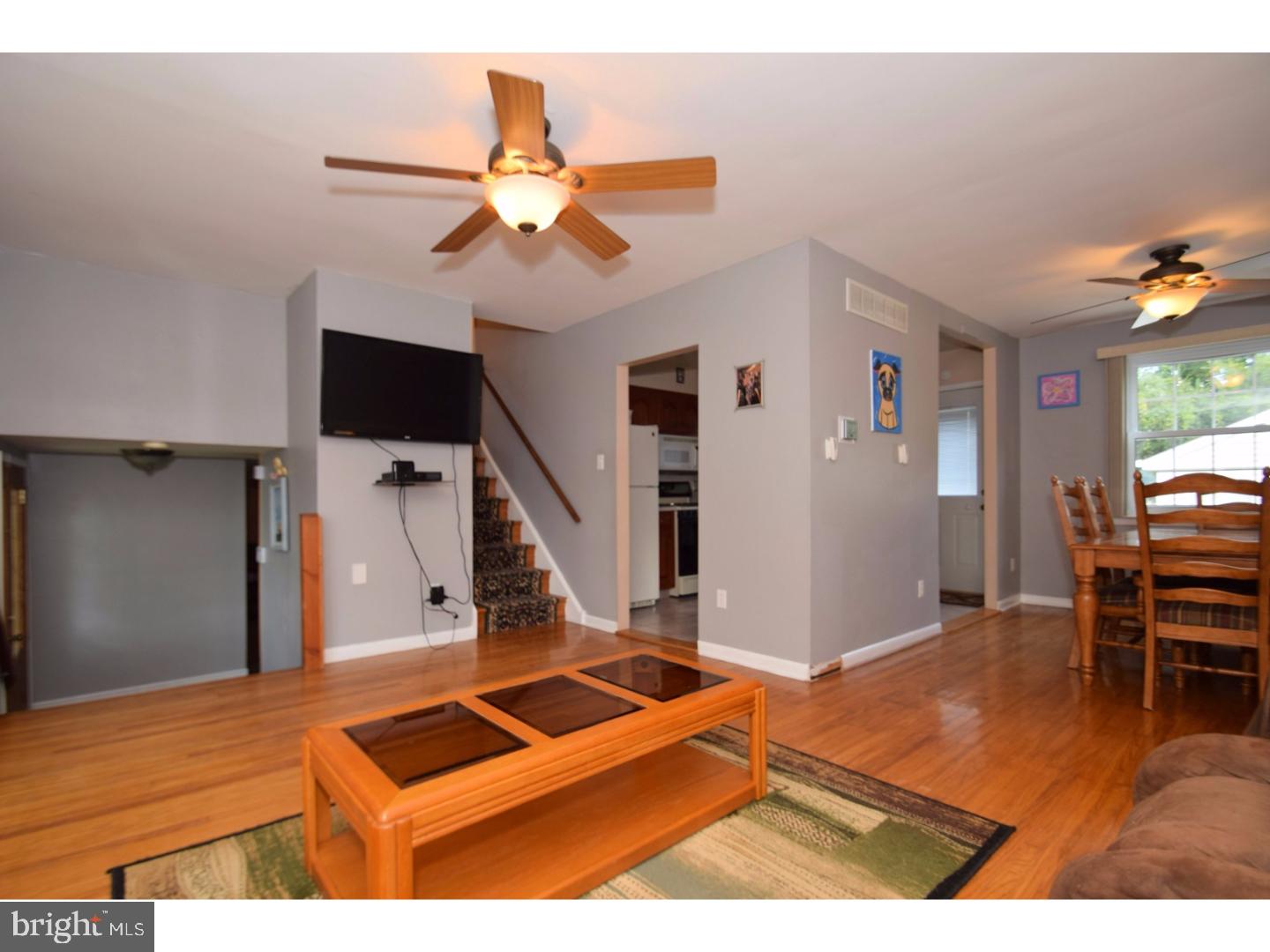 444 Robin Road Hatboro, PA 19040 - Photo 5 of 25 Living Room