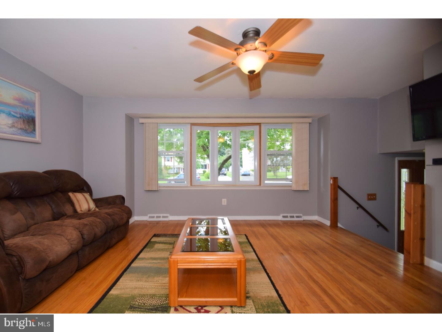 444 Robin Road Hatboro, PA 19040 - Photo 6 of 25 Living Room
